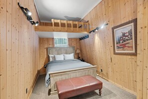 3 bedrooms, desk, iron/ironing board, travel cot - Creekside Cabin by Cottonwood Lodging (Brighton)