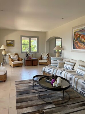 Smart TV, books - Splendid villa 250m2, sea view, swimming pool. (Rayol-Canadel-sur-Mer)