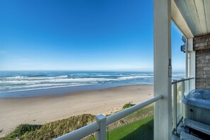 On the beach - Promo! Third Floor Condo, Oceanfront, Private Hot Tub, Pool, and Free Wifi! (Lincoln City)