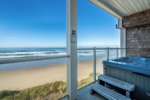 Outdoor spa tub - Promo! Third Floor Condo, Oceanfront, Private Hot Tub, Pool, and Free Wifi! (Lincoln City)