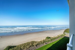 On the beach - Promo! Third Floor Condo, Oceanfront, Private Hot Tub, Pool, and Free Wifi! (Lincoln City)