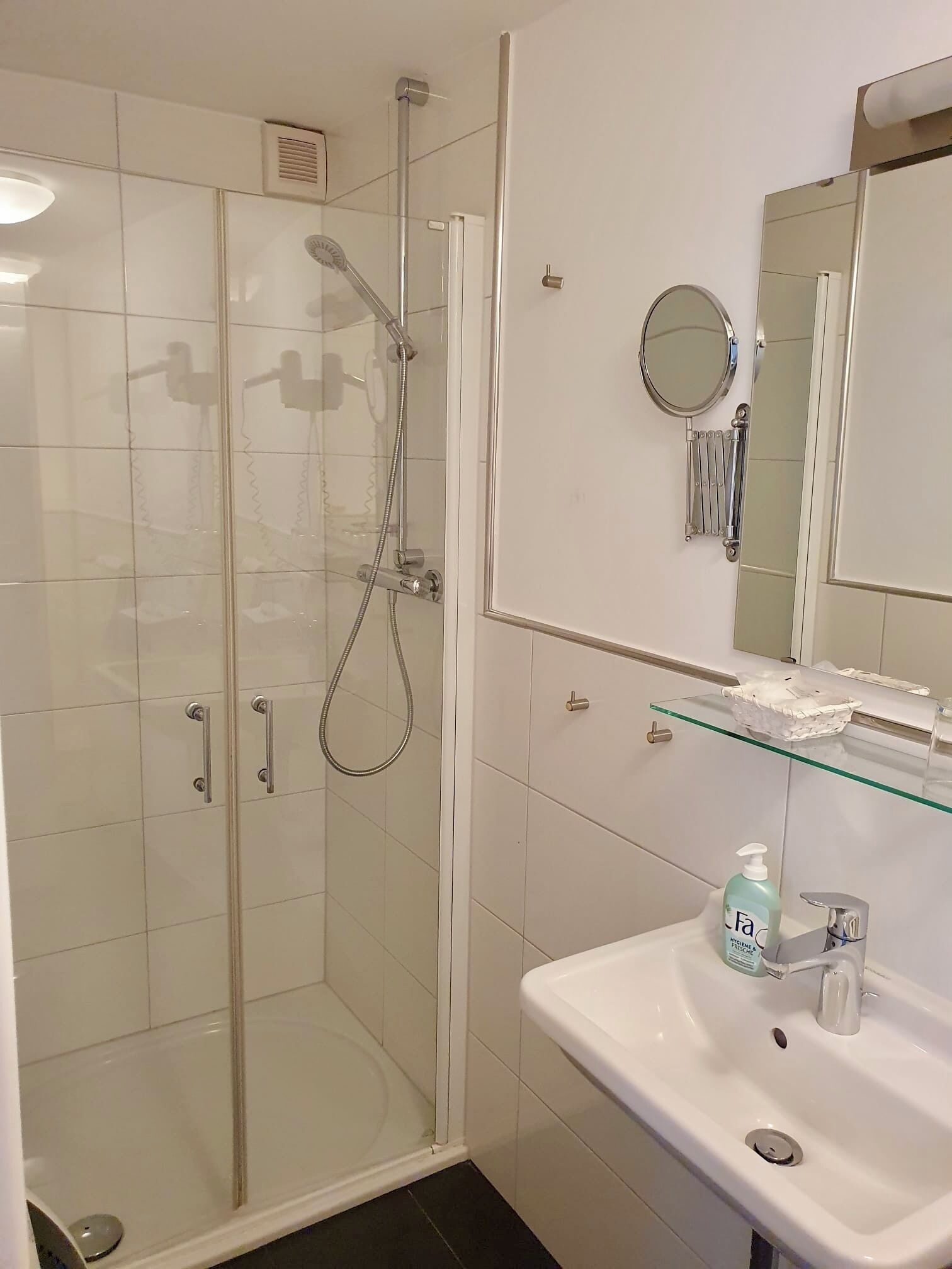 淋浴设施、吹风机、毛巾、肥皂