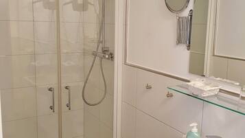 Dusche, Haartrockner, HandtĂŒcher, Seife