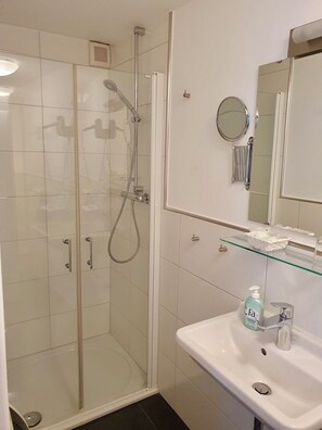 Shower, hair dryer, towels, soap - Gasthof Sonne (Schiltach)