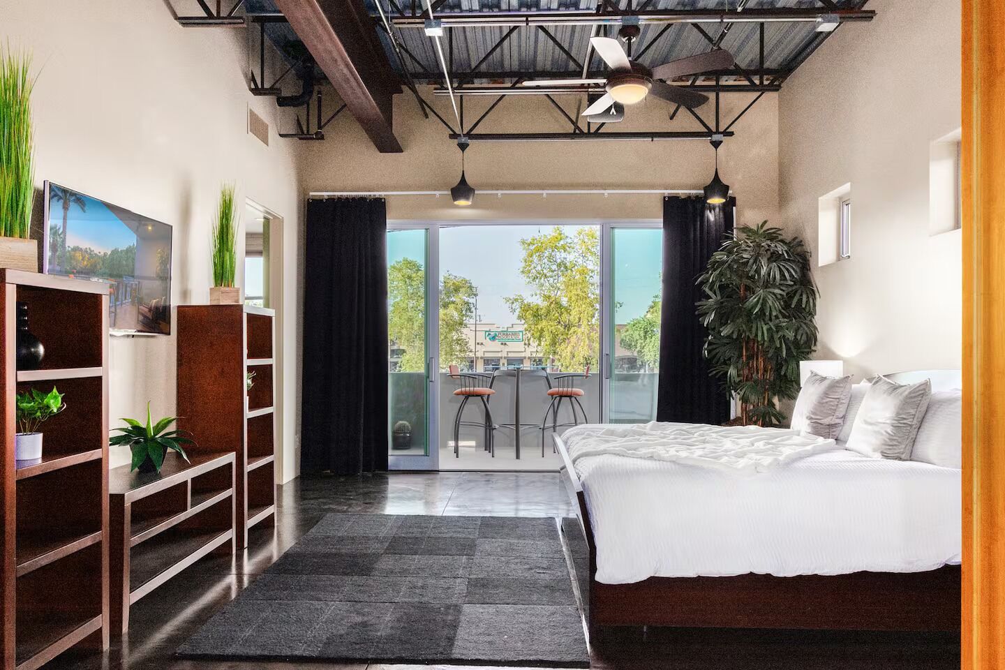 3 habitaciones, escritorio y tabla de planchar con plancha 