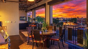 A restaurant with a view of a sunset, a bar area, and outdoor seating. - Vantage - Rooftop Patio - Heart of Old Town (Scottsdale)