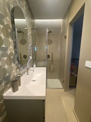 Een douche, een haardroger, een bidet, handdoeken