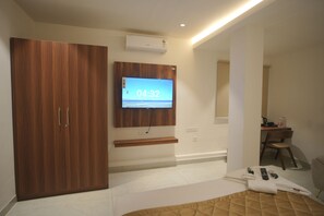 Laptop workspace, free WiFi - Serenity the luxurious stay (Bengaluru)