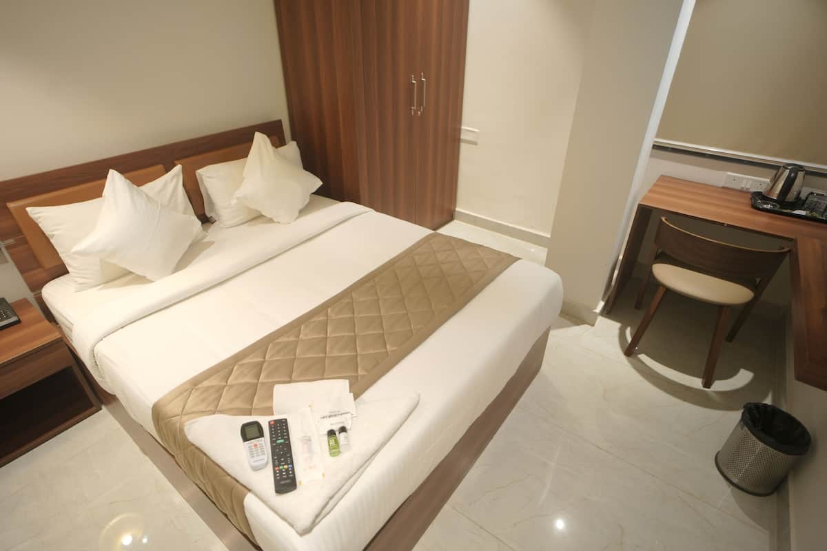 Standard Single Room | Laptop workspace, free WiFi