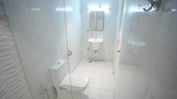 Ducha, toallas, jabón, shampoo