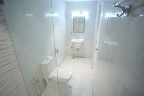 Shower, towels, soap, shampoo - Serenity the luxurious stay (Bengaluru)