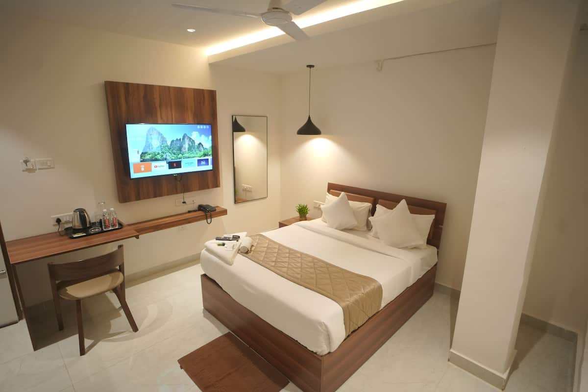 Deluxe Double Room | Laptop workspace, free WiFi