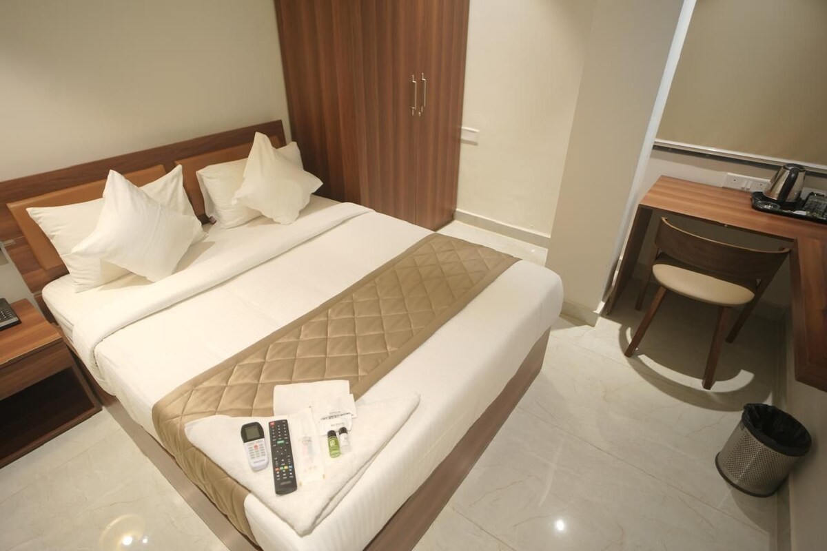 Standard Double Room | Cadar kapas Mesir, peralatan tempat tidur premium, busa memori, meja