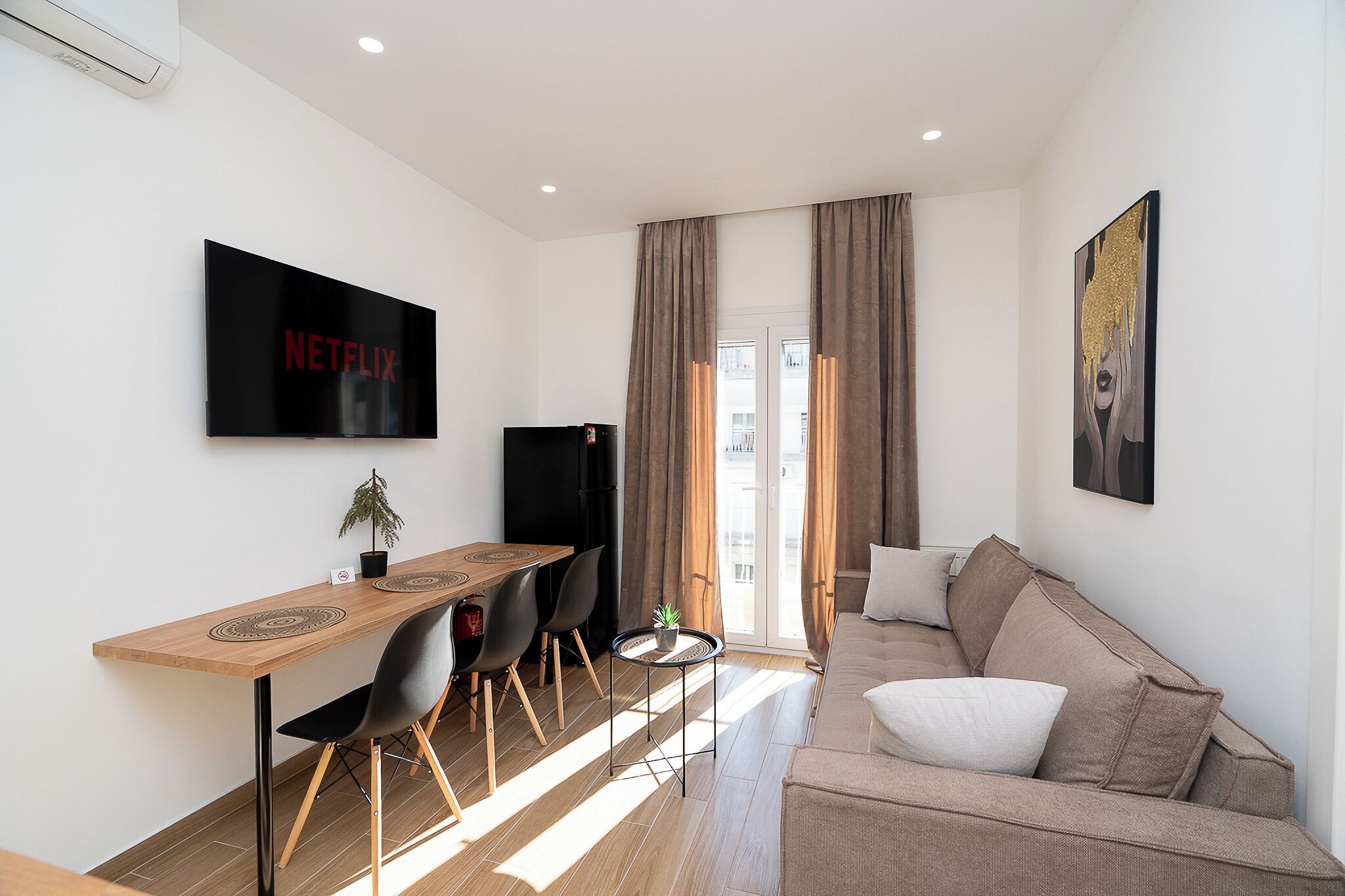 Una televisión de pantalla plana