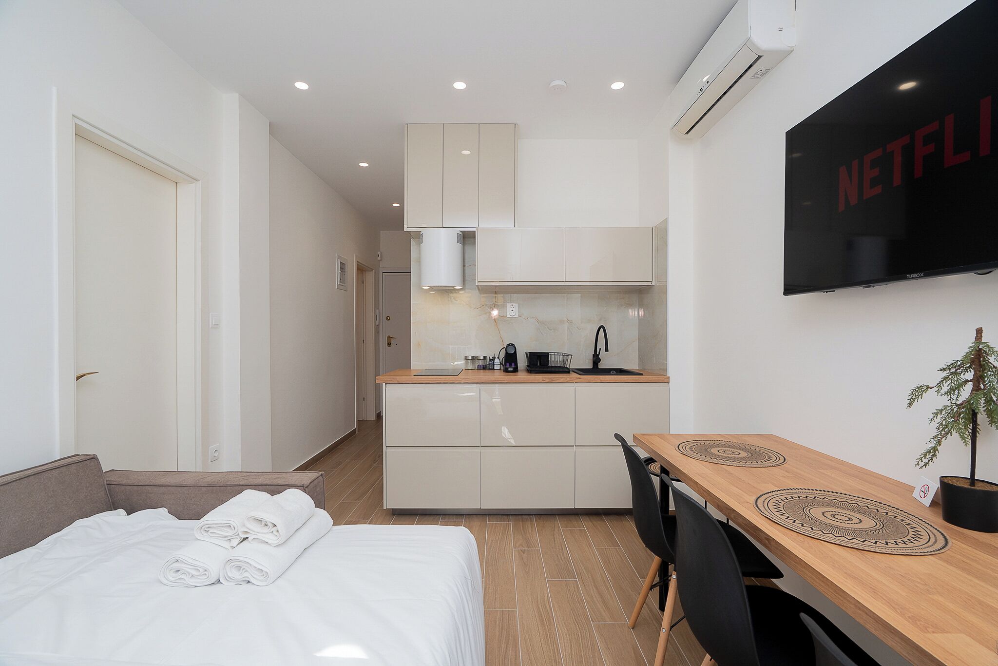 Tabla de planchar con plancha, wifi y ropa de cama 