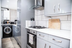 Private kitchen - Peaceful 2-Bed House | Short and Long stay | Parking (Liverpool)