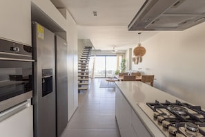 Jääkaappi, mikroaaltouuni, uuni, liesi