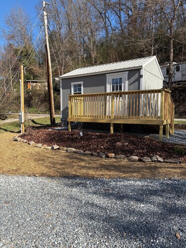 Cozy studio cottage on beautiful Deep Creek near Great Smoky Mtns. Park