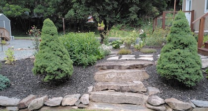 Cozy studio cottage on beautiful Deep Creek near Great Smoky Mtns. Park