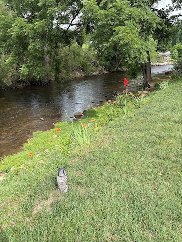 Cozy studio cottage on beautiful Deep Creek near Great Smoky Mtns. Park