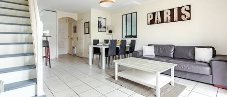 Una Smart TV, libros