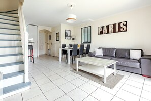 Living area - La Maison Mazarin - Detached house near the city center, cinema and Orly Airport (Chilly-Mazarin)