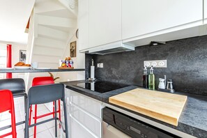 Fridge, microwave, oven, stovetop - La Maison Mazarin - Detached house near the city center, cinema and Orly Airport (Chilly-Mazarin)