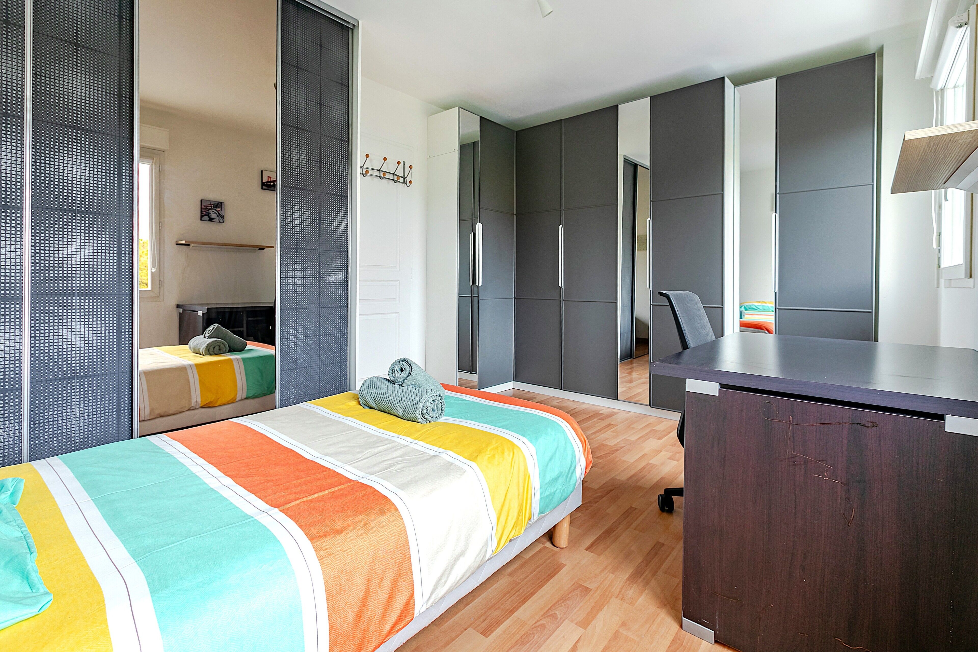 4 chambres, bureau, fer et planche à repasser, lit parapluie