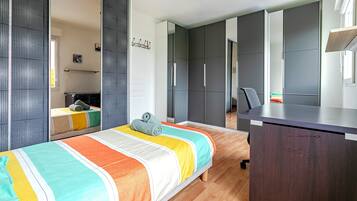 4 chambres, bureau, fer et planche Ă repasser, lit parapluie