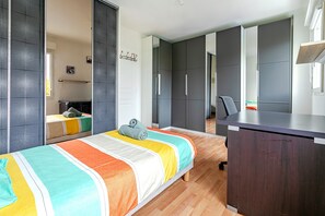 4 chambres, bureau, fer et planche à repasser, lit parapluie