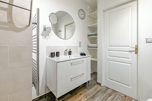 Dusche, Haartrockner, Handtücher, Seife