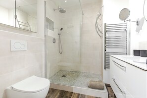 Shower, hair dryer, towels, soap - La Maison Mazarin - Detached house near the city center, cinema and Orly Airport (Chilly-Mazarin)