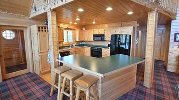 Nhà, 4 phòng ngủ | Bếp riêng | Tủ lạnh, lò nướng, dụng cụ pha cà phê/trà, lò nướng bánh mì