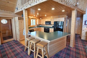 House, 4 Bedrooms | Private kitchen | Fridge, oven, coffee/tea maker, toaster