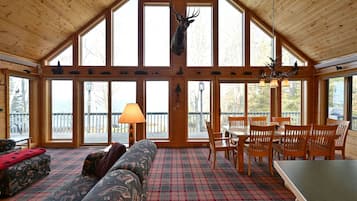 Nhà, 4 phòng ngủ | Khu phòng khách | Smart TV