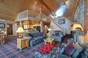 House, 4 Bedrooms | Living area | Smart TV