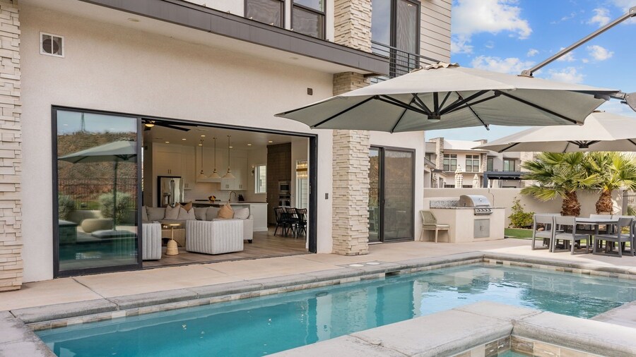 Oasis On The 8th 7 Bedroom Home