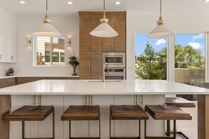 Casa, varias habitaciones | Cocina privada | Refrigerador, horno, cafetera y tetera y tostadora 