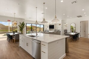 Casa, varias habitaciones | Restaurantes