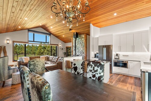 Painted Peaks - Gorgeous  home with beautiful mountain views and a hot tub.