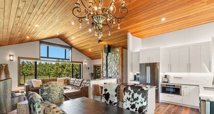 Painted Peaks - Gorgeous home with beautiful mountain views and a hot tub.