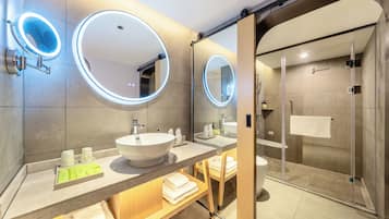 Comfort Double Room | Bathroom | Shower, free toiletries, hair dryer, towels