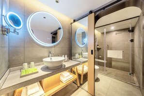 Chambre Double Confort | Salle de bain | Douche, articles de toilette gratuits, sèche-cheveux