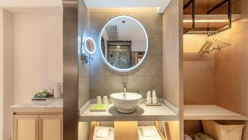 Comfort Twin Room, 2 Twin Beds | Bathroom | Shower, free toiletries, hair dryer, towels