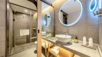 Ducha, artículos de tocador gratuitos, secador de pelo, toallas