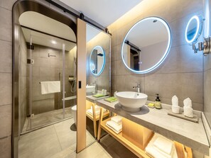 Shower, perlengkapan mandi gratis, pengering rambut, dan handuk