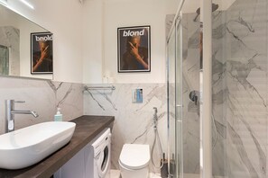 Shower, hair dryer, towels, toilet paper - Dolce Vita Baveno (Baveno)