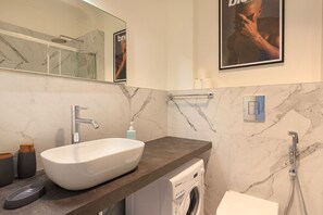 Shower, hair dryer, towels, toilet paper - Dolce Vita Baveno (Baveno)
