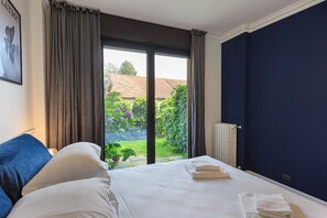 1 habitación, tabla de planchar con plancha y ropa de cama 