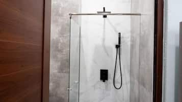 Appartement, 2 chambres | Salle de bain | Articles de toilette gratuits, serviettes fournies, savon, shampoing